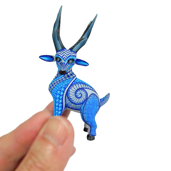 Isabel Fabian: Impressive Miniature Deer Woodcarving