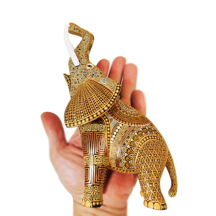 Anel Shunashi: Golden Elephant Woodcarving